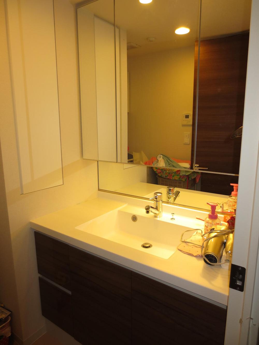 Wash basin, toilet. Room (August 2013) Shooting