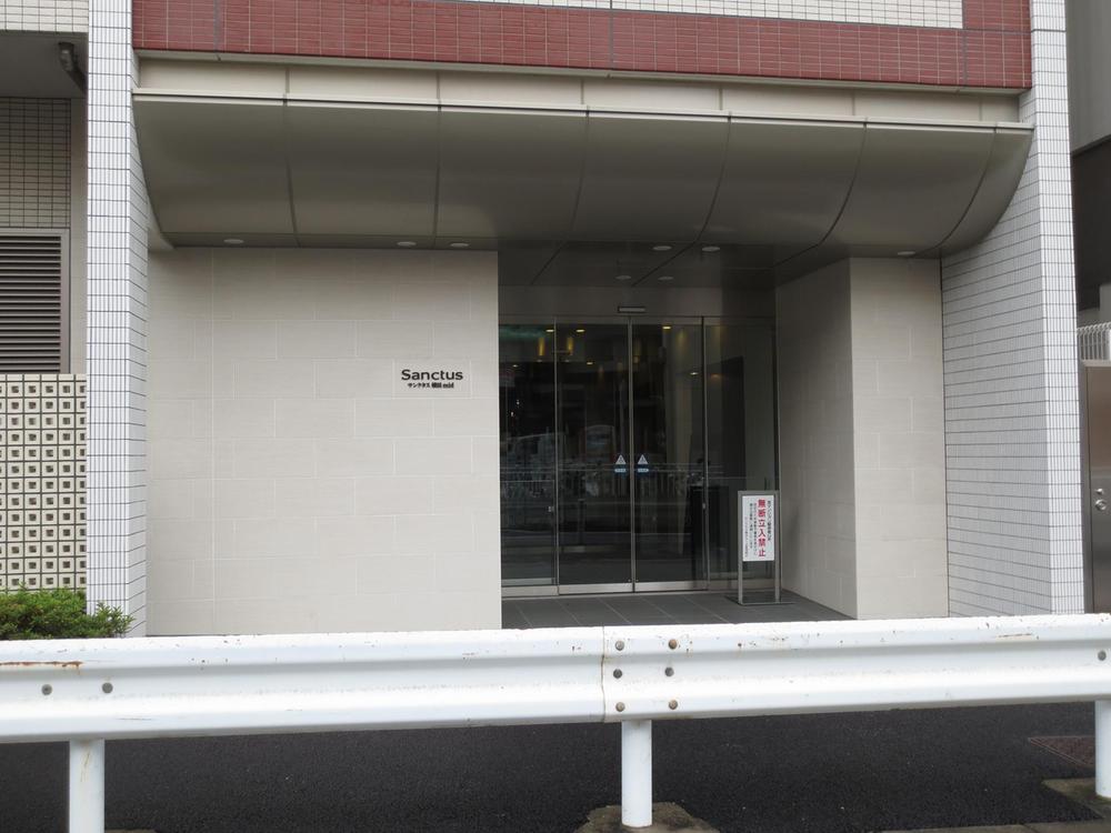 Entrance. Common areas