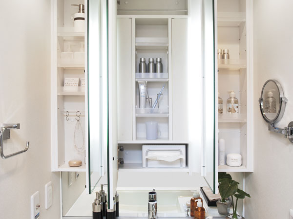 Bathing-wash room.  [Lighting three-sided mirror back storage] Lighting from the consideration of the ease of make-up front. Kagamiura has become the storage of small items from entering.