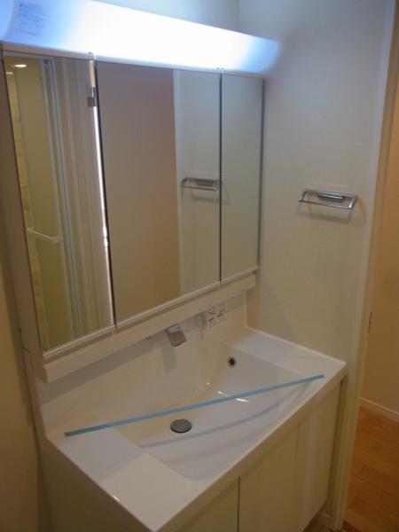 Wash basin, toilet. New replaced.. Convenient three-sided mirror type
