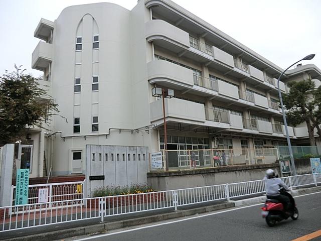 Primary school. Although 766m was actually walked up to the Yokohama Municipal Miyatani Elementary School, I was able to arrive in a 10-minute walk from the Miyatani elementary school. 