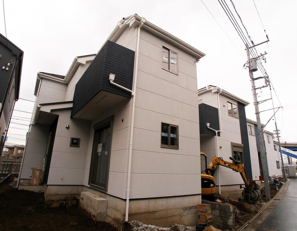 Local photos, including front road. The outer wall fire protection ・ Thermal insulation properties ・ Adopt a "Asahi Kasei Power board" with a thickness of 37 mm with excellent sound insulation! 