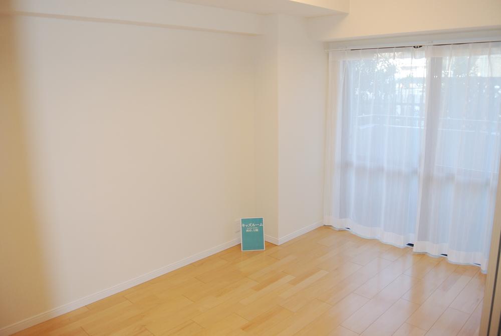 Non-living room. Local (11 May 2013) Shooting