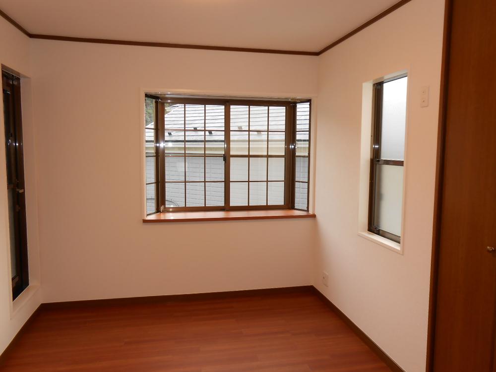 Non-living room. Light will rain down the Shanshan is in each room a lot of window. 