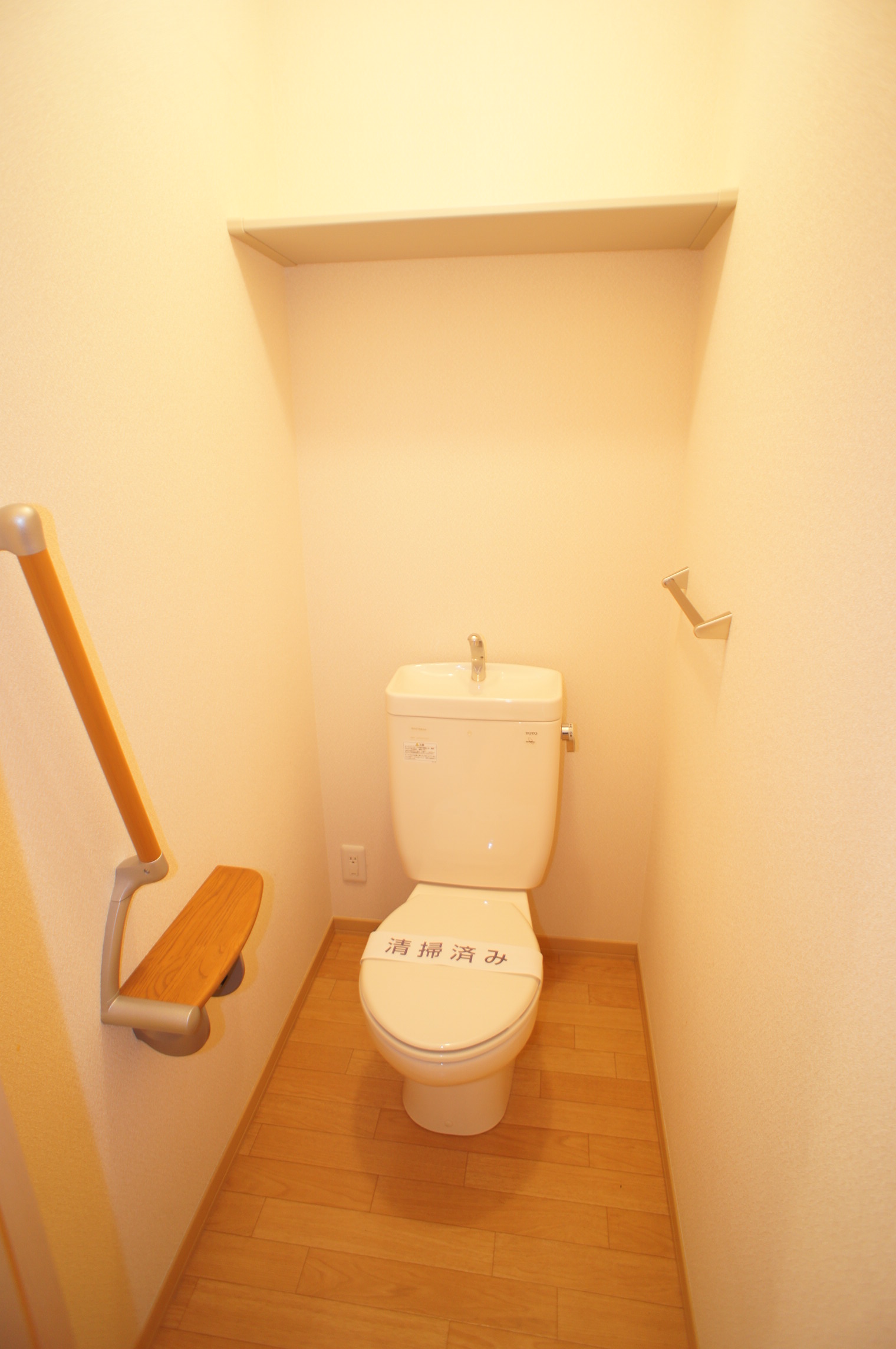 Toilet. handrail ・ There is a shelf at the top!