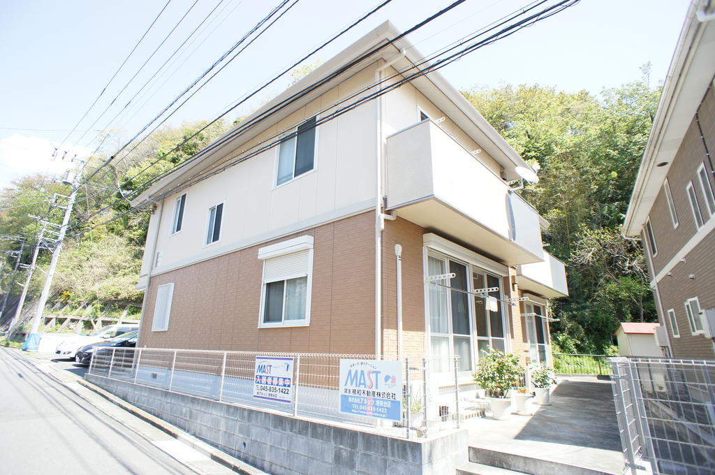 Building appearance. Situated in a quiet, residential area! South-facing sunny! Southeast Corner Room!