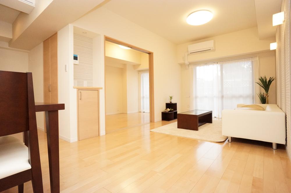 Living. Modern wall and LDK15 Pledge placed a lot of lighting! Natural color flooring has directed the warmth!