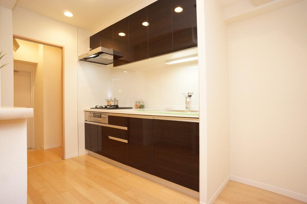 Kitchen. Calm is housed rich kitchen was a mahogany color and keynote! 3 with neck grill system Kitchen! There is also a kitchen stocker!