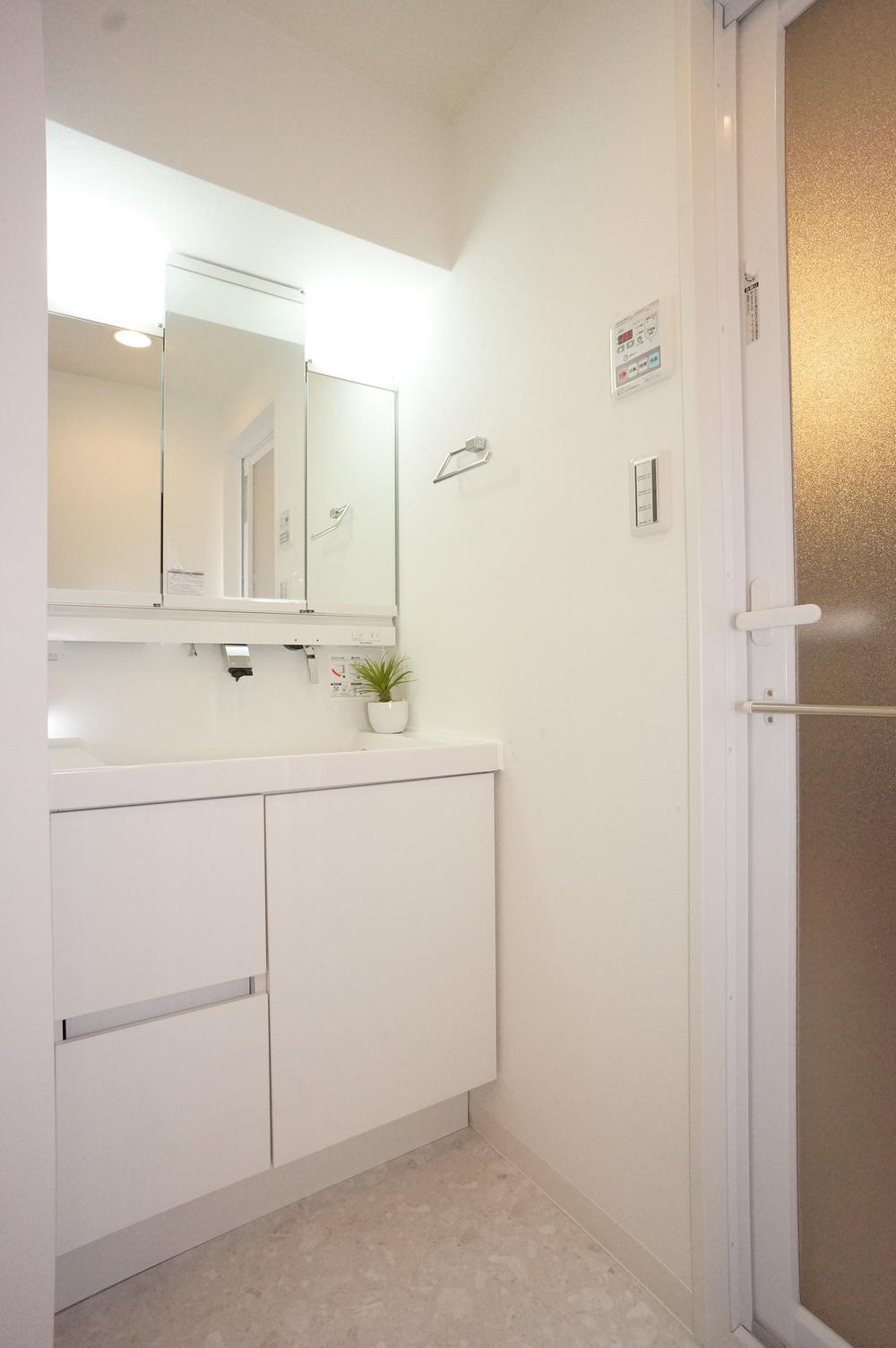 Wash basin, toilet. Lighting with shampoo dresser specification!