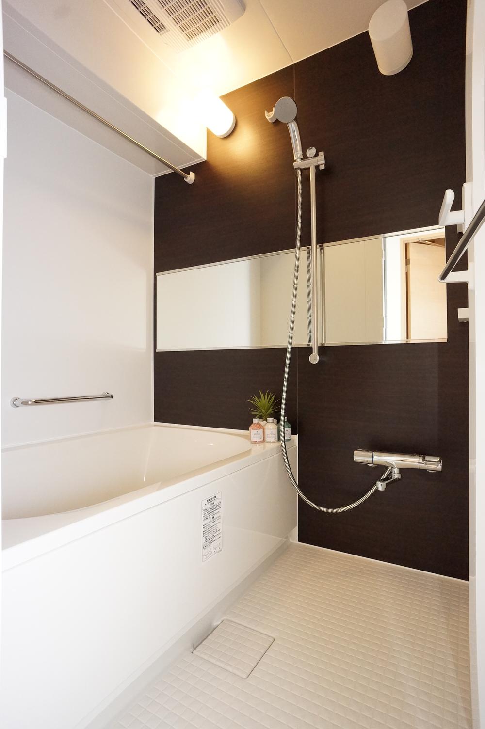 Bathroom. With reheating hot water supply! With bathroom heating drying function! Also it comes with a shower function of the fluctuation!