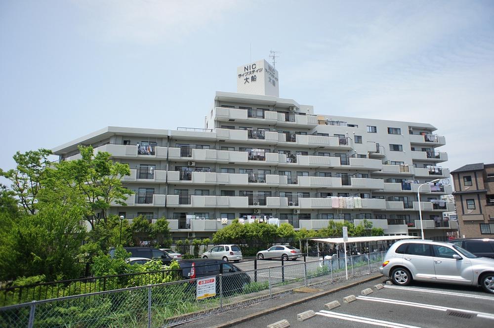 Local appearance photo. Located in flat 13-minute walk of the residential area from Ofuna Station! Family restaurant and convenience stores ・ Bus stop is also close!