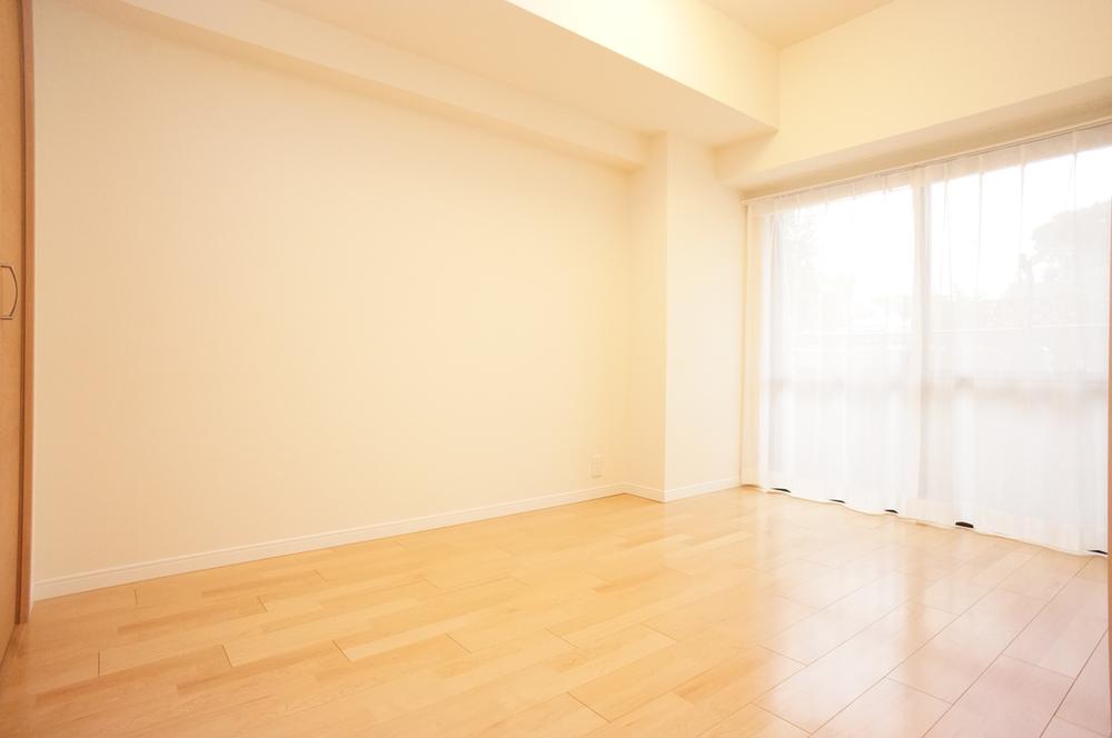 Other introspection. Service Room 5.1 Pledge! You go out on the balcony! There is also a storage!