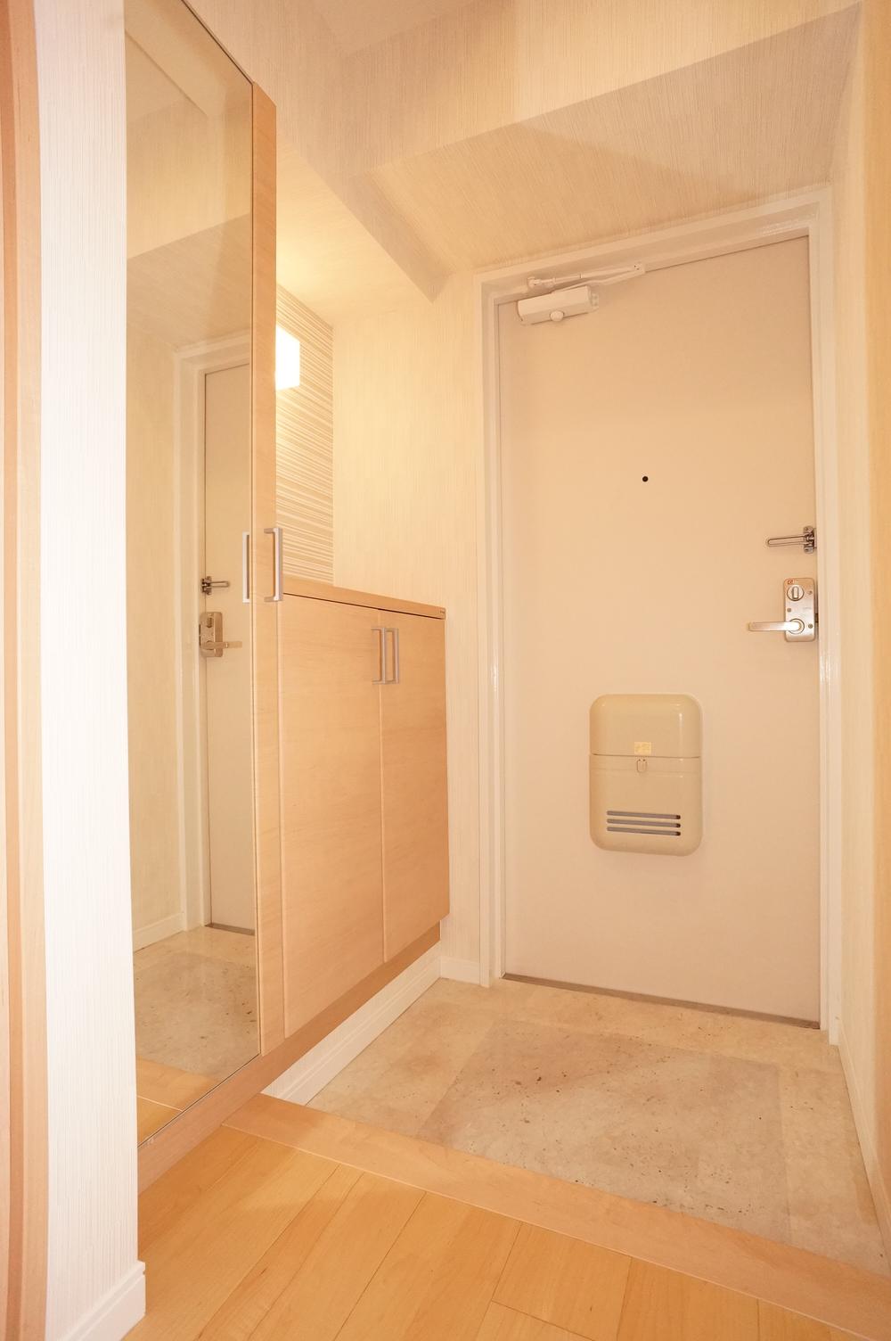 Entrance. Shoes BOX! Entrance of the lighting is equipped with motion sensors!