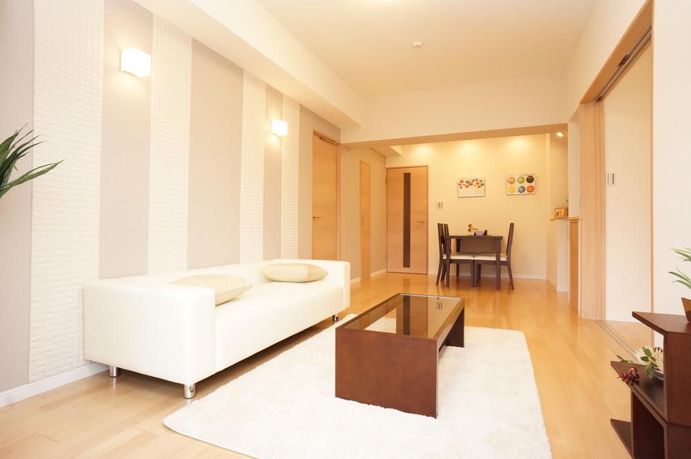 Same specifications photos (living). Modern wall and LDK15 Pledge placed a lot of lighting! Natural color flooring has directed the warmth!