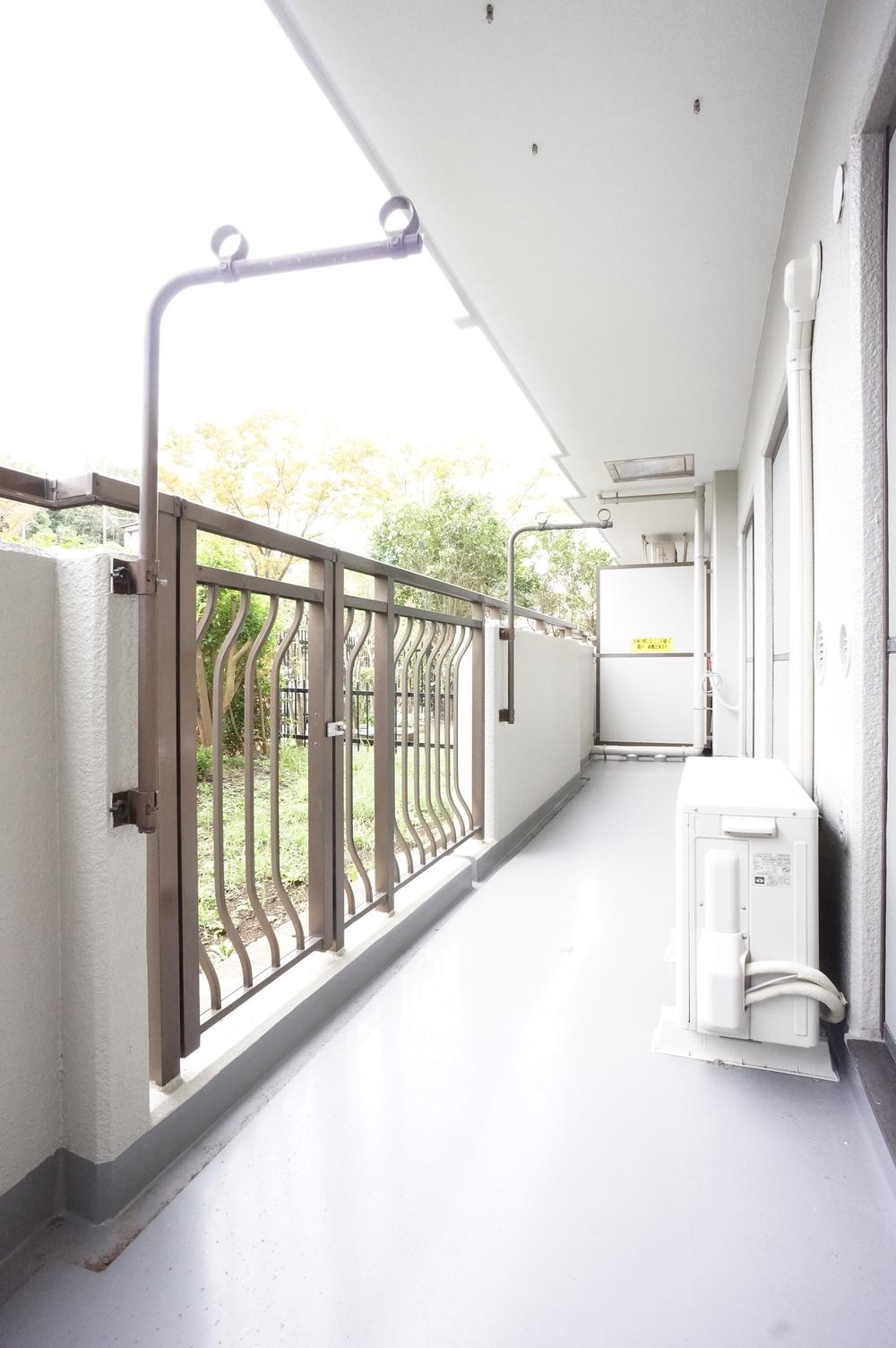 Balcony. Wide balcony specification! LDK ・ Western style room ・ It goes out from the service room to balcony!