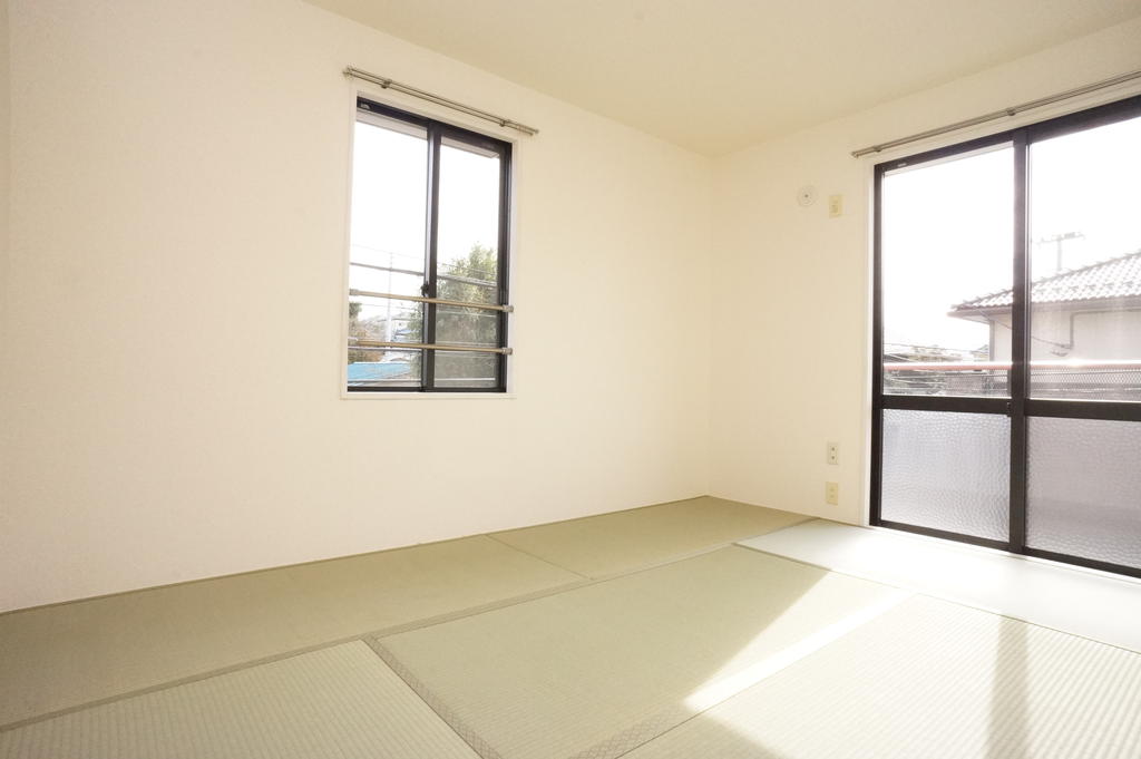 Other room space. Japanese-style room 6 quires! There are window 2 places per corner room!