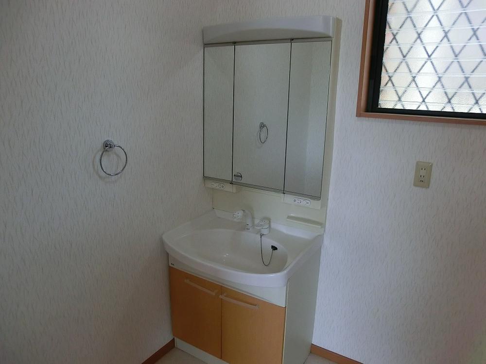 Wash basin, toilet. Beautiful also washstand! 
