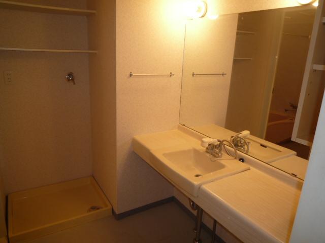 Wash basin, toilet. Indoor (11 May 2013) Shooting