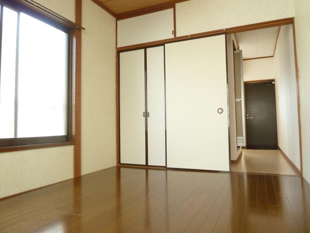 Living and room. 2 Kaikaku room, It is a two-sided lighting!