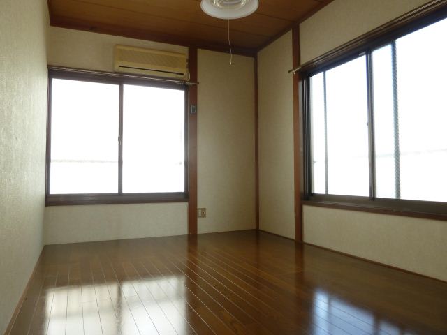 Living and room. 2 Kaikaku room, It is a two-sided lighting!