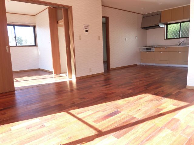 Living and room. Bright living 16 Pledge!