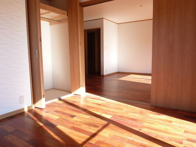 Living and room. Western-style is extended to the living in the sliding door!