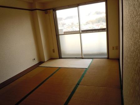 Living and room. There are plates to put a chest of drawers in the other 6 quires tatami