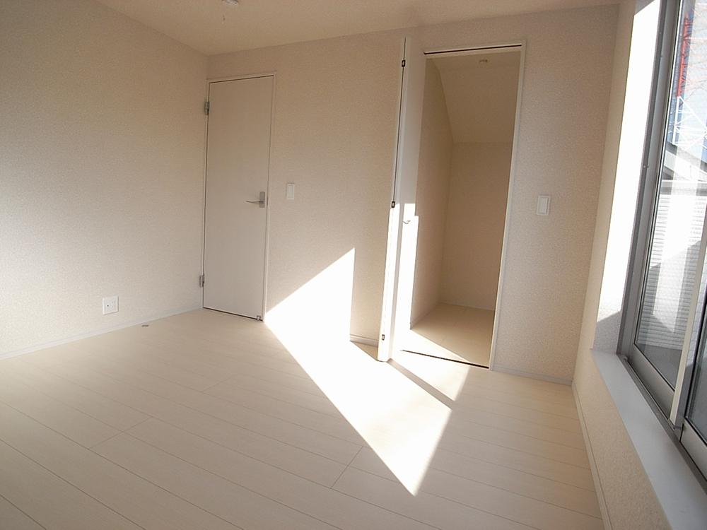 Non-living room. Sunlight will plug in the room.