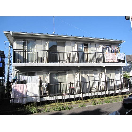 Building appearance. All houses facing south