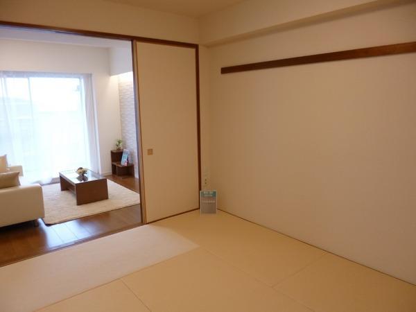Non-living room. Japanese-style room 6 quires Tatami mat replacement