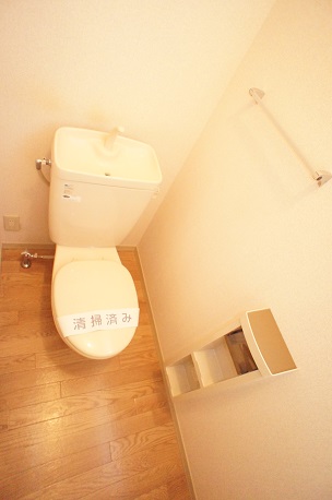 Toilet. Towel over ・ There shelf!