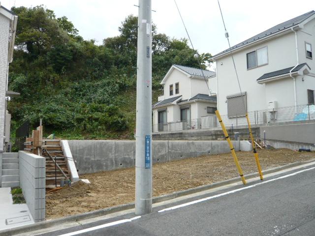 Local photos, including front road. "Hongodai" is a good location subdivision of Station 7-minute walk!