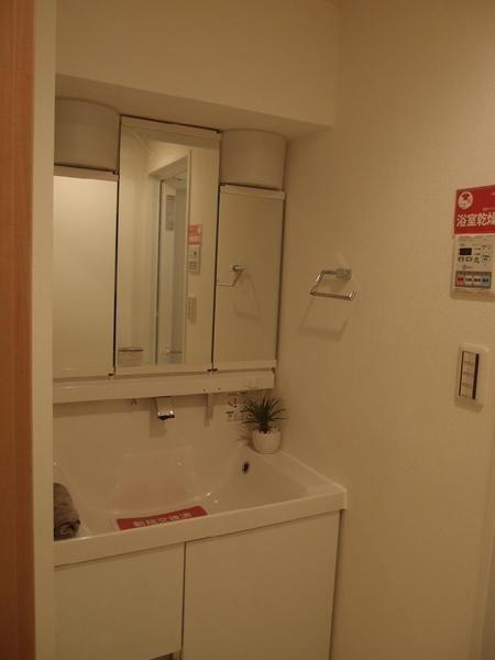 Wash basin, toilet. It is the washroom.