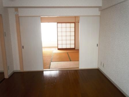 Living and room. View south Japanese-style than Western-style