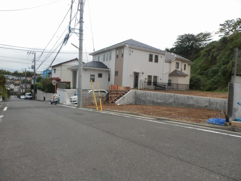 Local photos, including front road.  ※ It is a photograph of local, including front road! It is very broad because the front road is 6.5m! 1, Both Building, Car space 2 units can be!