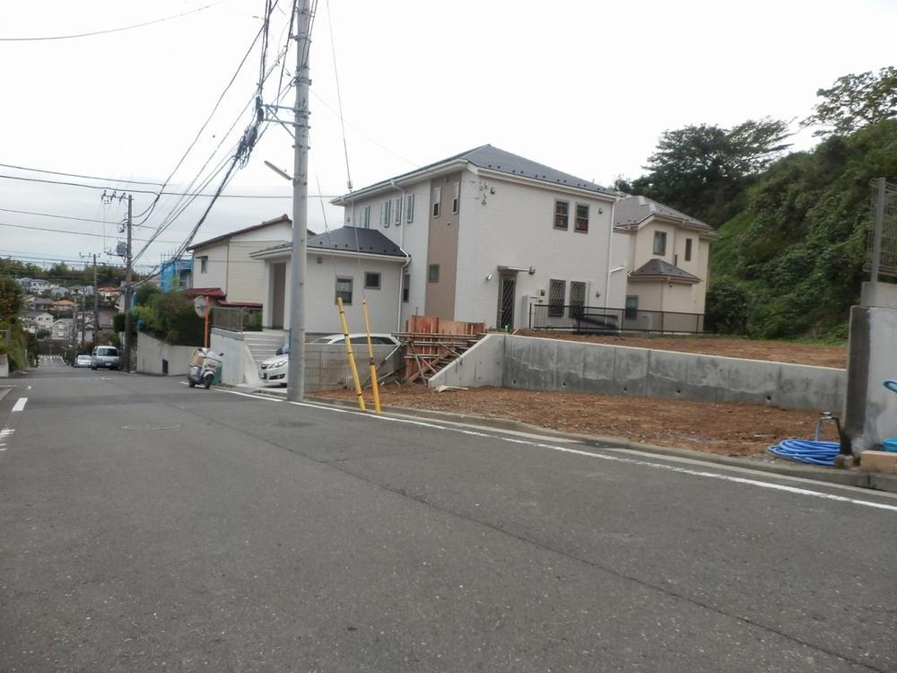 Local photos, including front road. ※ It is a photograph of local, including front road! It is very broad because the front road is 6.5m! 1, Both Building, Car space 2 units can be!
