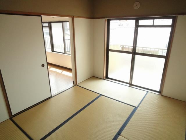 Living and room. Japanese-style room 6 quires.