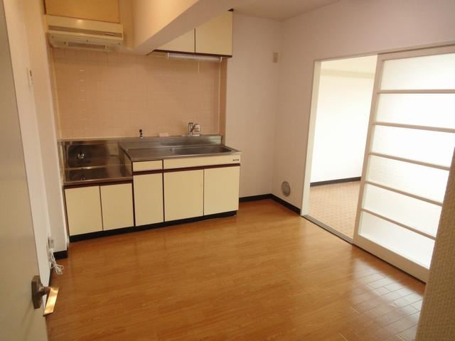 Living and room. dining kitchen. Gas stove installation Allowed