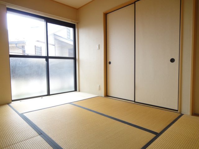 Living and room. Spacious space