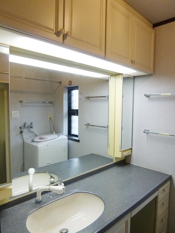 Wash basin, toilet. Reheating function ・ Unit bus with bathroom dryer! ! It is very bright bathroom with a double sash window! ! 