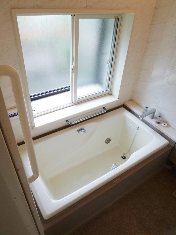 Bathroom. Reheating function ・ Unit bus with bathroom dryer! ! It is very bright bathroom with a double sash window! ! 