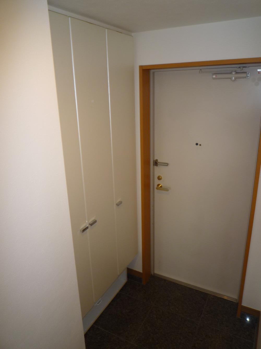 Entrance. Equipped with plenty of storage in the fine entrance.