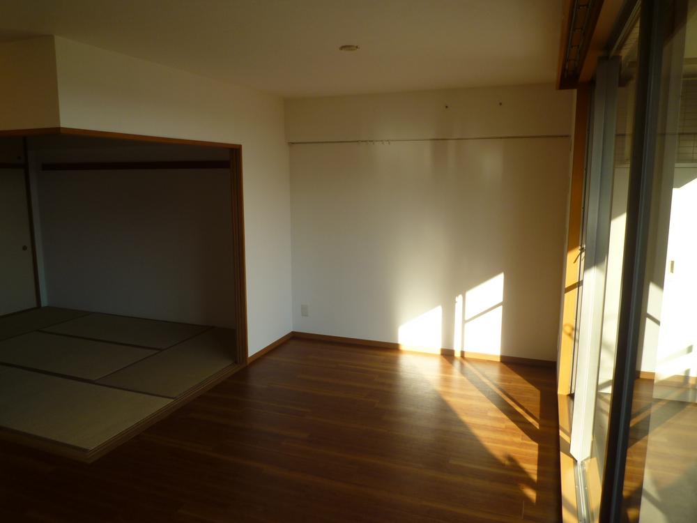Living. It spreads further space if you open a Japanese-style room of Tsuzukiai.