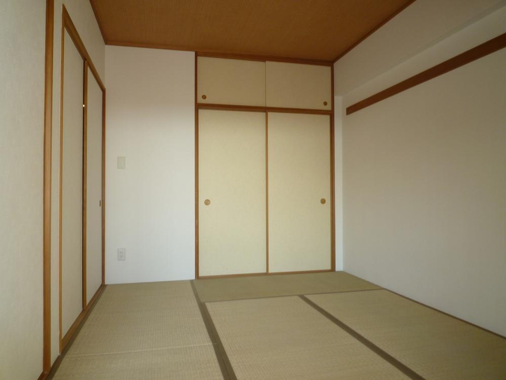 Non-living room. Equipped with a storage closet with a pillow shelf in the high-quality Japanese-style room.