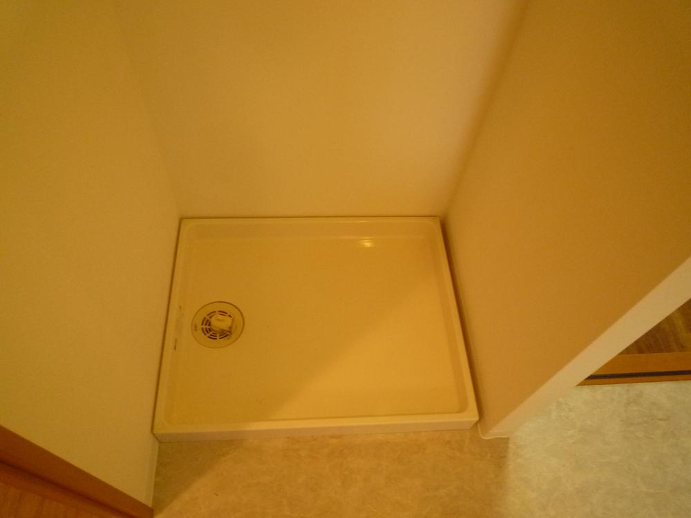 Wash basin, toilet. Ensure the Easy put space of the room is also large washing machine.