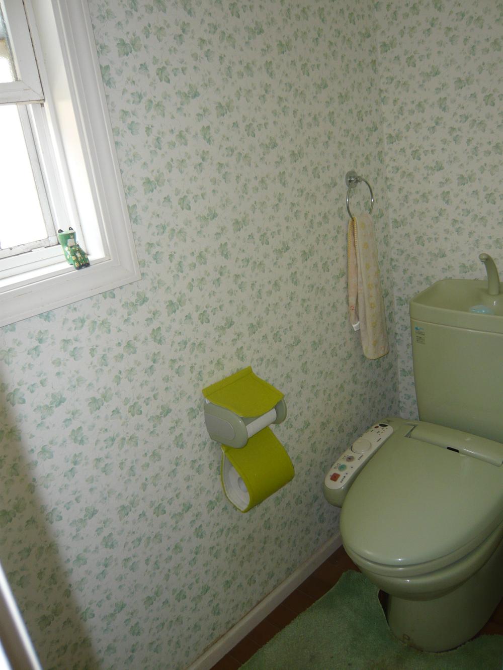 Toilet. With also housed on the second floor ・ There is a toilet with a window