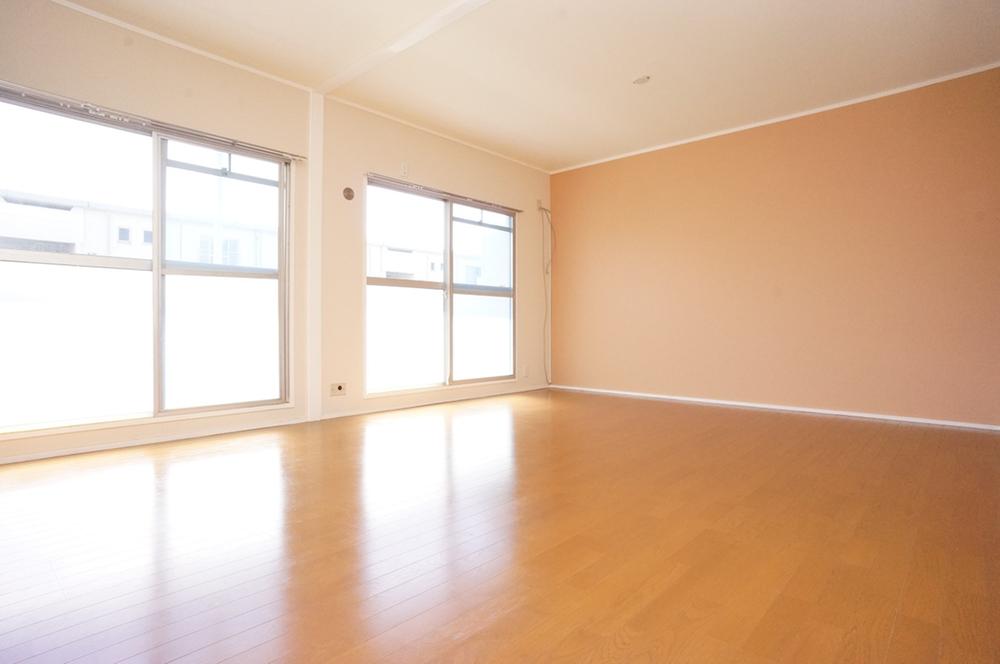 Living. LDK11 Pledge! Natural toning flooring! It is bright with window 2 places!