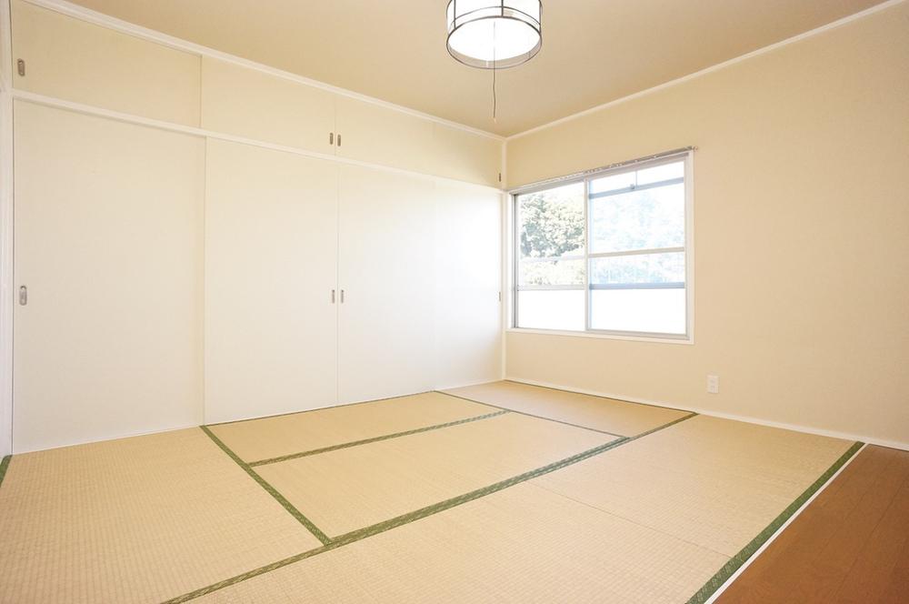 Non-living room. Japanese-style room 6 quires! There is housed between the two!