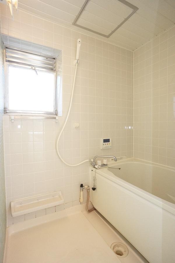 Bathroom. Reheating function with hot water supply! There are window!