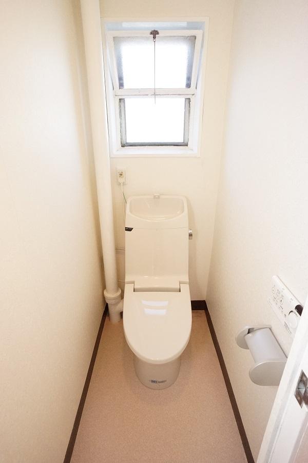 Toilet. Shower toilet! There are window!
